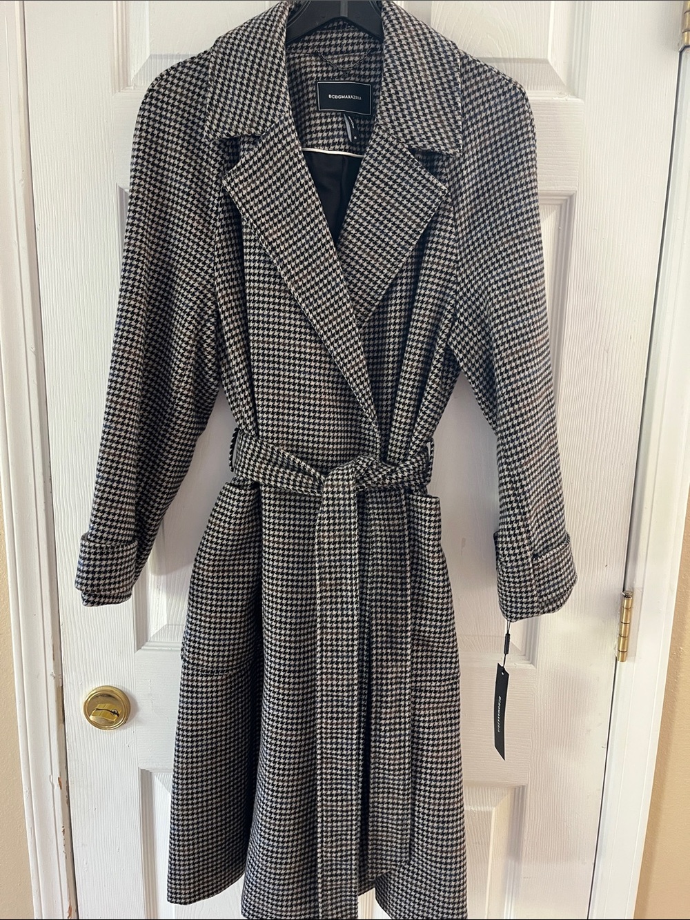 BCBG Black, beige and burgundy Houndstooth Long Sleeve wrap coat